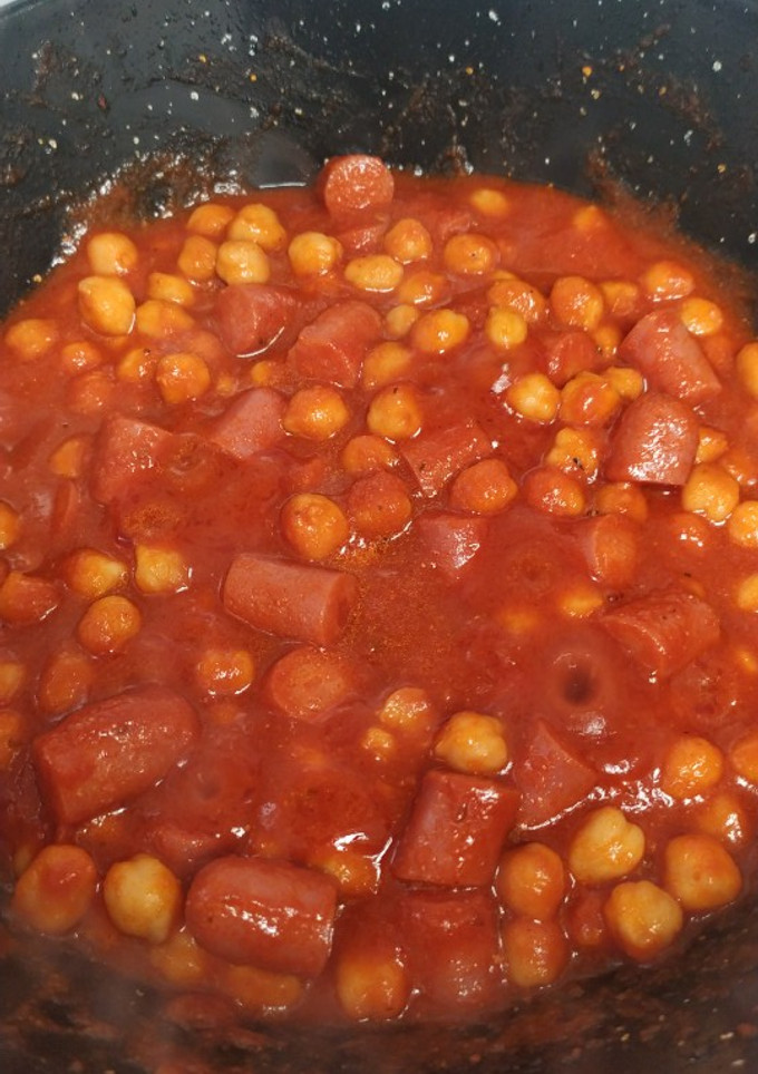 Una foto de Garbanzos con tomate frito y frankfurts