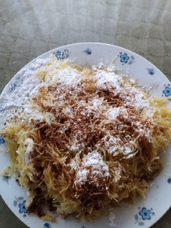 Una foto de Fideos al vapor comida árabe (es dulce y salado)