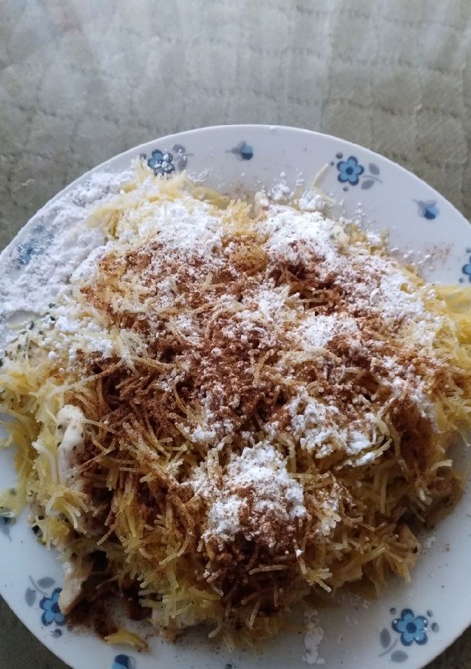 Una foto de Fideos al vapor comida árabe (es dulce y salado)