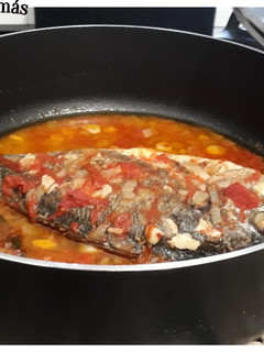 Una foto de Dorada a la cazuela con sofrito
