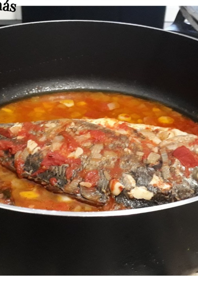 Una foto de Dorada a la cazuela con sofrito