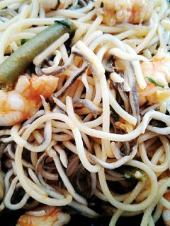 Una foto de Pasta con langostinos y gulas