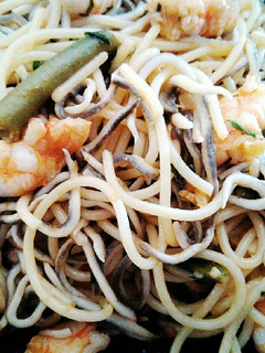 Una foto de Pasta con langostinos y gulas