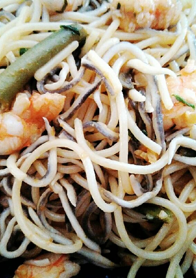 Una foto de Pasta con langostinos y gulas