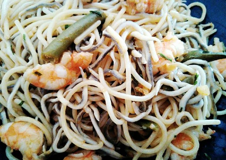 Pasta con langostinos y gulas