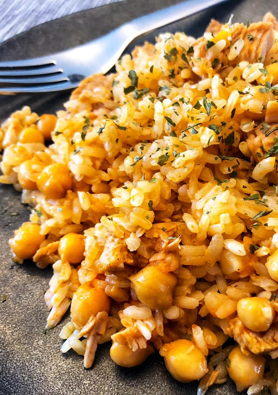 Una foto de Arroz con garbanzos y atún de lata en olla FussionCook FC7