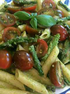 Una foto de Macarrones al pesto con espárragos y cherry