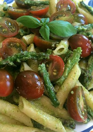 Foto principal de Macarrones al pesto con espárragos y cherry