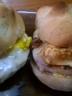 Una foto de Hamburguesa 🍔 de pollo caseras en pan 🍞 casero