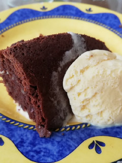 Una foto de Brownie de chocolate con helado de vainilla