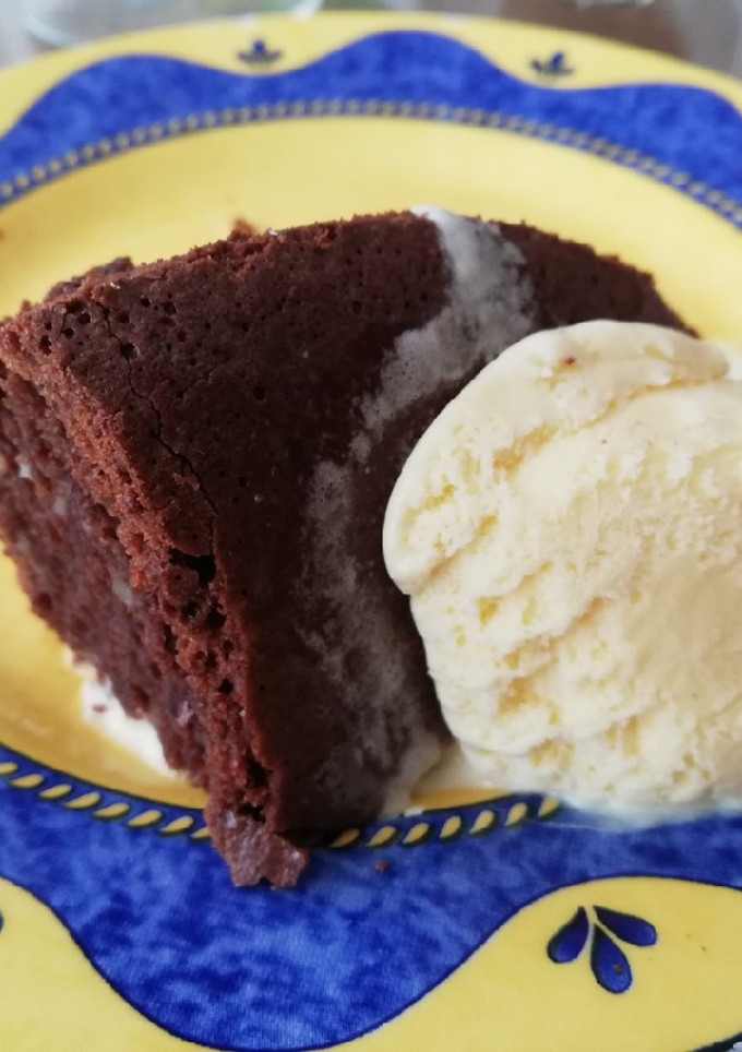 Una foto de Brownie de chocolate con helado de vainilla