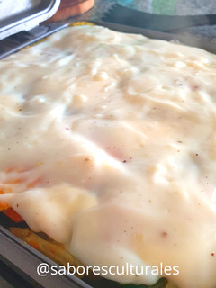 Una foto de Tortilla de vegetales con salsa blanca🧅🌽🌿🥕🥔 🍽 🍳