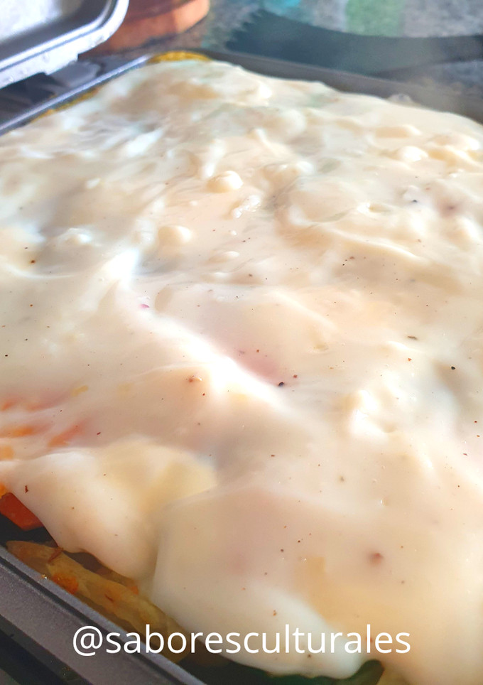 Una foto de Tortilla de vegetales con salsa blanca🧅🌽🌿🥕🥔 🍽 🍳