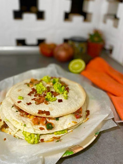Una foto de Torre de tortillas rellena de bacon y queso, guacamole, y otras cosas.... especial cumpleaños! 🎂