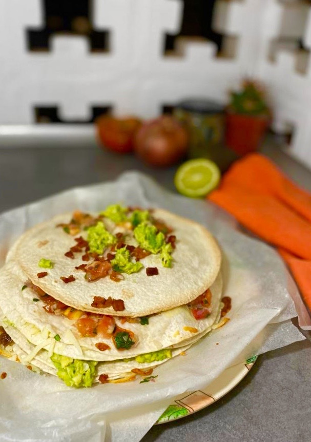 Una foto de Torre de tortillas rellena de bacon y queso, guacamole, y otras cosas.... especial cumpleaños! 🎂