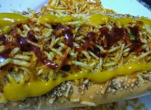 Una foto de Buti-perro en pan baguette con salsa chipotle!💕