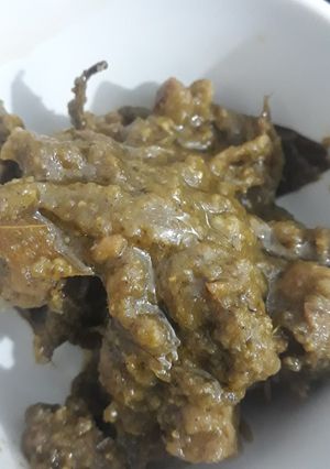 A picture of Simple chicken in green gravy.