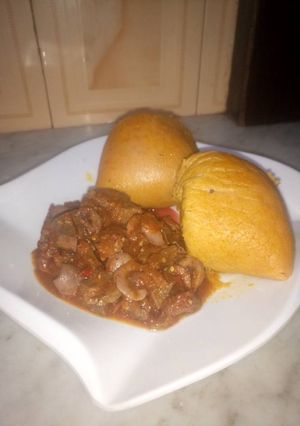A picture of Moimoi with kidney sauce.