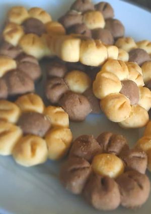 A picture of Flower cookies.