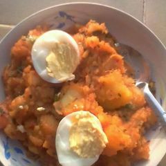 A picture of Yam porriage with green peas and egg.