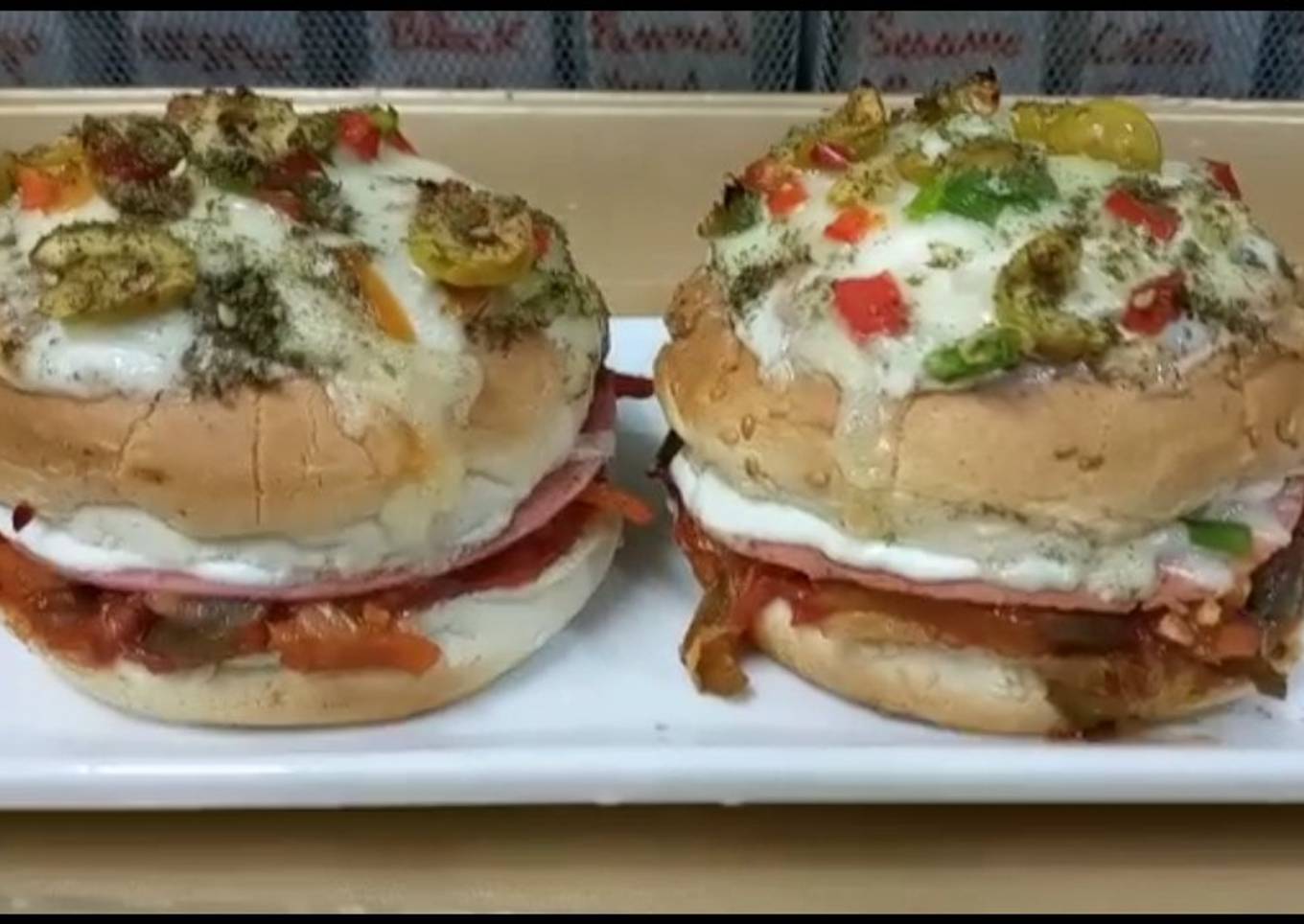 Pizza pepperoni burgers||stuffed pizza pepperoni burger