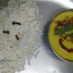 A picture of Pyaj pakoda kadhi.