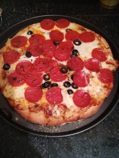 Una foto de Pizza de queso y peperoni