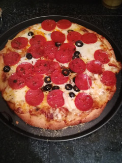 Una foto de Pizza de queso y peperoni