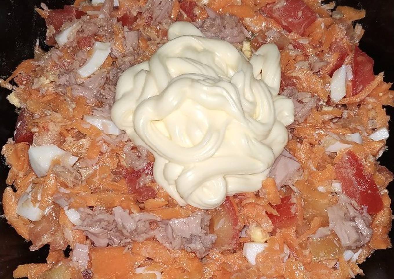 Ensalada de atún, tomate, zanahoria y huevo