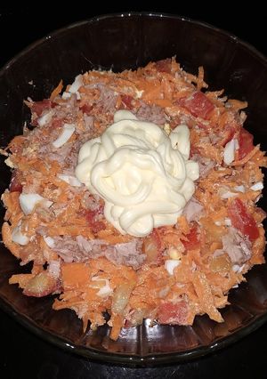 Una foto de Ensalada de atún, tomate, zanahoria y huevo