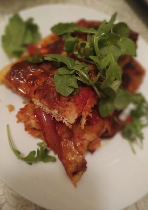 Φωτογραφία της συνταγής Pizza με λουκάνικο και ρόκα