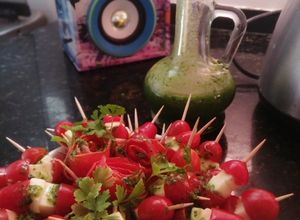 Una foto de Brochette de tomate cherry.. queso cuartirolo y salsa verde!!