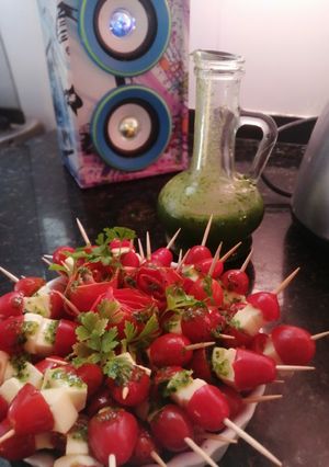 Una foto de Brochette de tomate cherry.. queso cuartirolo y salsa verde!!