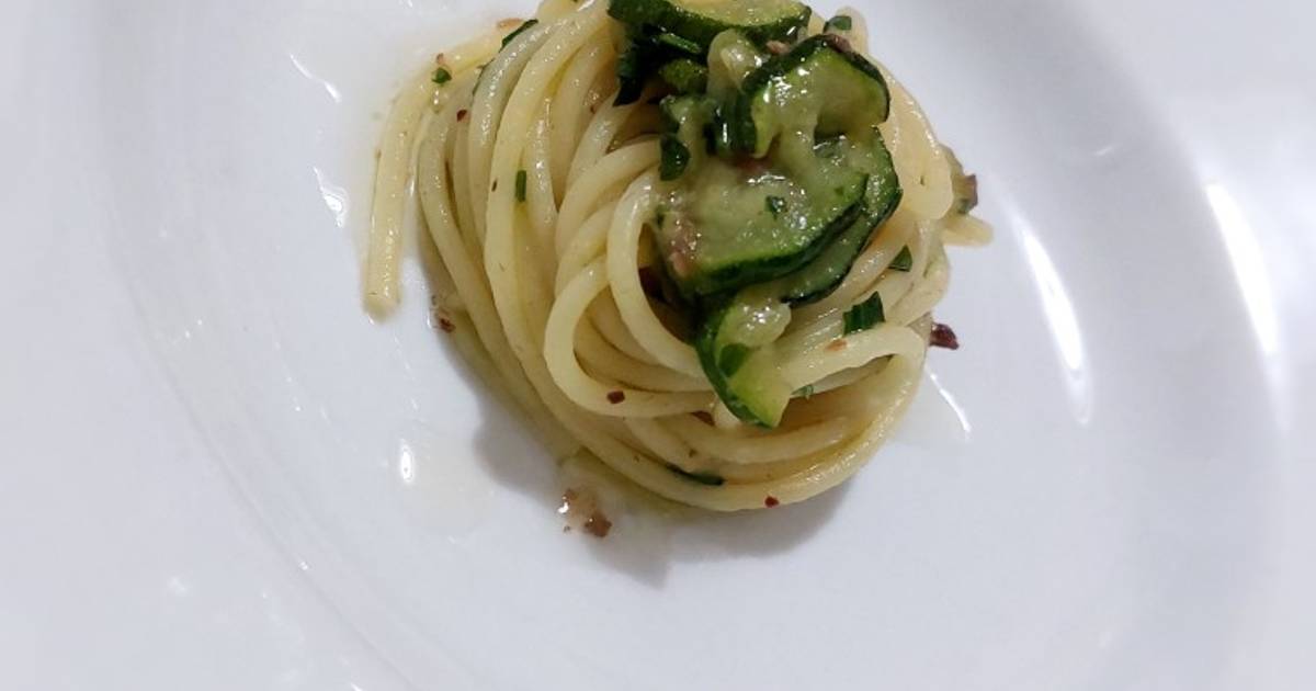 Ricetta Spaghetti con zucchine e colatura di alici di Lele - Cookpad