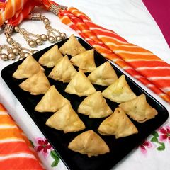 Aaloo Chips Stuffed Mini Samosa A picture of Aaloo Chips Stuffed Mini Samosa.