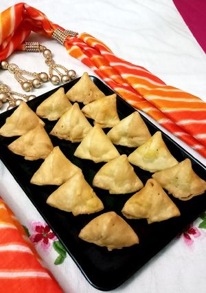 A picture of Aaloo Chips Stuffed Mini Samosa.