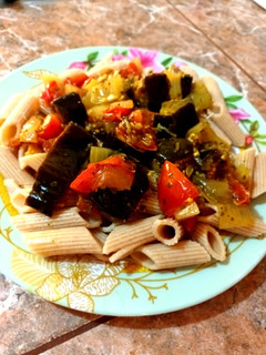 Una foto de Fideos Integral con Salsa de Berenjenas 🍆 🍅#diabéticos #saludable #rico #económico #riquísimo