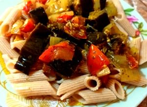 Una foto de Fideos Integral con Salsa de Berenjenas 🍆 🍅#diabéticos #saludable #rico #económico #riquísimo