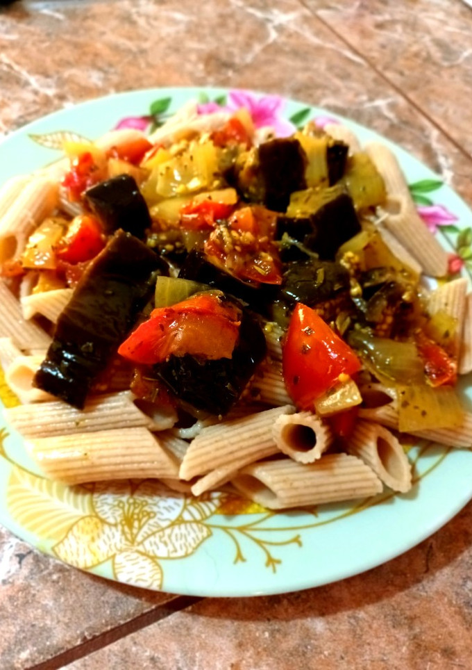 Una foto de Fideos Integral con Salsa de Berenjenas 🍆 🍅#diabéticos #saludable #rico #económico #riquísimo