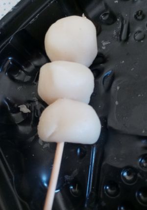 Una foto de Dango tradicional japonés