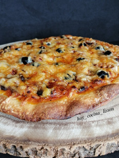 Una foto de Pizza de setas y jamón