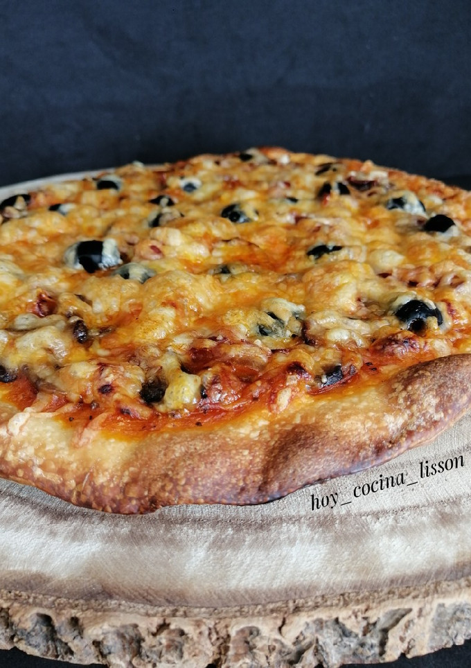 Una foto de Pizza de setas y jamón