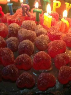 Una foto de Torta de cumpleaños con gomitas de gelatina