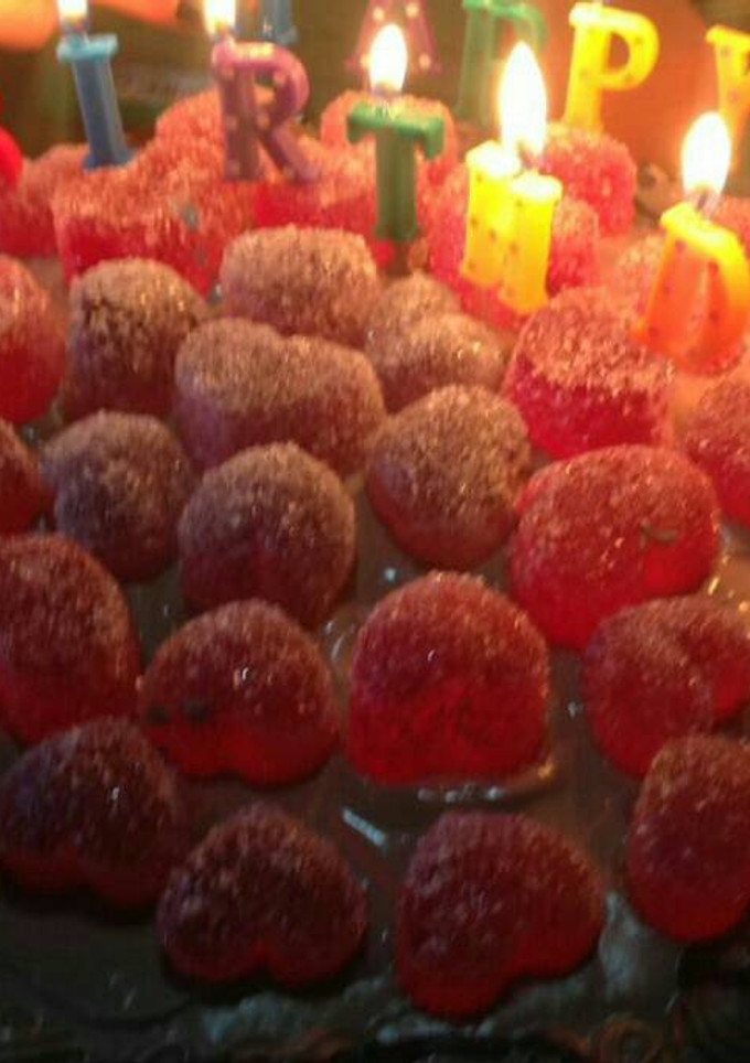 Una foto de Torta de cumpleaños con gomitas de gelatina