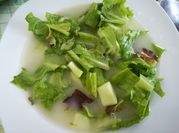 Una foto de sopa de lechuga