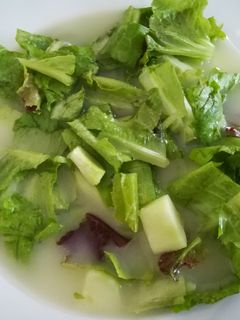 Una foto de Sopa de lechuga veraniega
