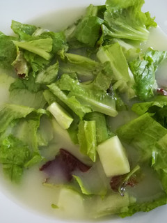 Una foto de Sopa de lechuga veraniega