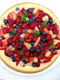 Torta con frutta fresca, crema allo yogurt greco e panna