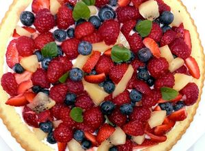 Foto di Torta con frutta fresca, crema allo yogurt greco e panna