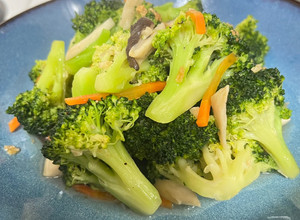 快炒花椰菜 的食譜成品照片